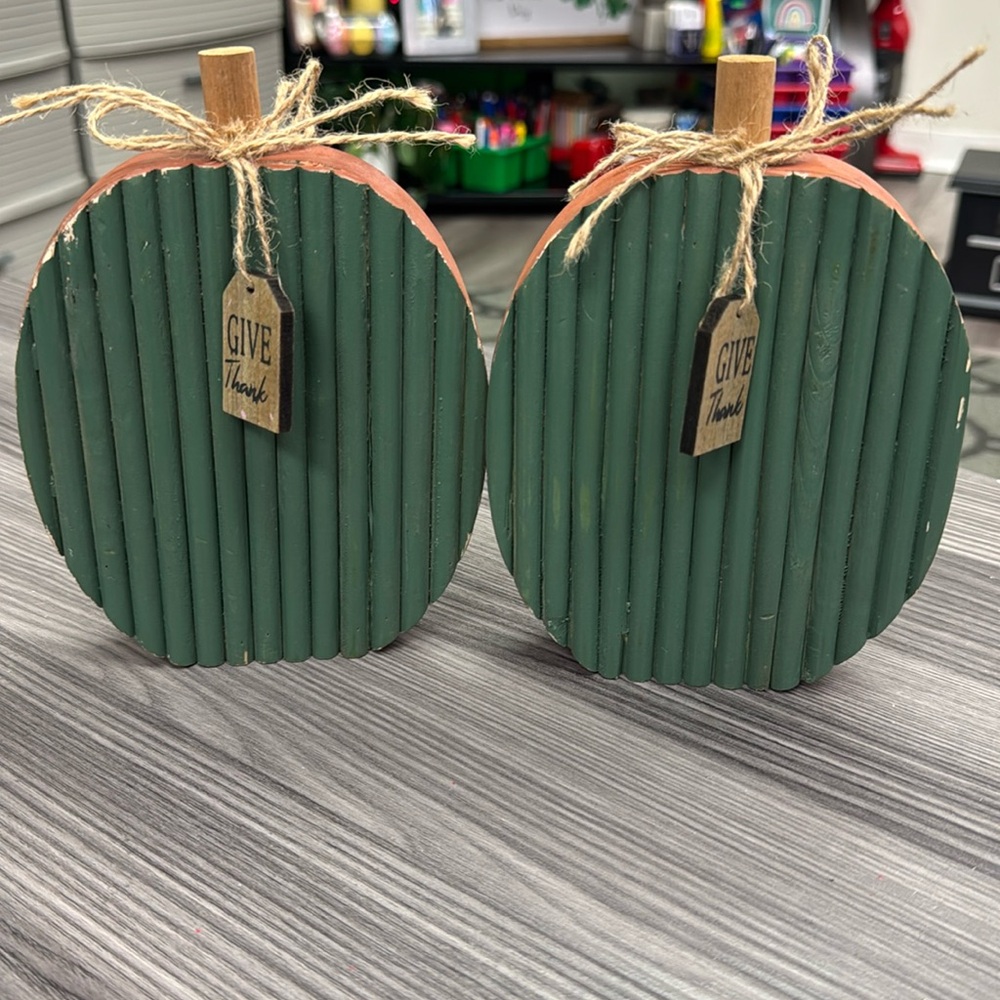 Green colored fall pumpkin Creative design wooden bundle new excellent condition
